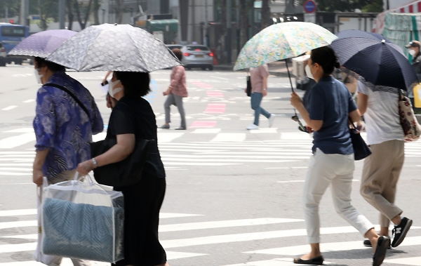 전국적으로 강한 햇볕으로 인해 자외선 지수가 '나쁨' 상태를 보인 지난 16일 오후 인천시 남동구 인천터미널앞 사거리를 지나는 시민들이 양산을 쓰고 있다. (사진=뉴시스)