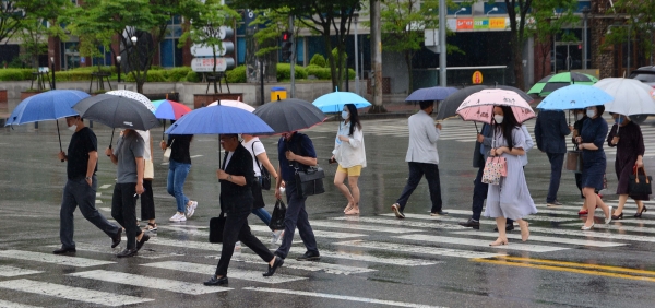 지난 18일 오전 광주 서구 치평동 한 횡단보도에서 우산을 쓴 시민들이 출근길 발걸음을 재촉하고 있다. (사진=뉴시스)