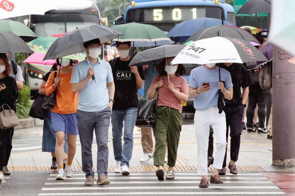 여름 장마가 시작되는 지난 24일 오전 서울 종로구 광화문네거리에서 출근길 시민들이 우산을 쓰고 있다. (사진=뉴시스)