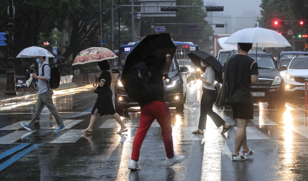 서울 지역에 장맛비가 내리고 있는 지난 24일 오후 서울 종로구 혜화동에서 우산을 쓴 시민들이 발걸음을 옮기고 있다. (사진=뉴시스)