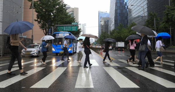 서울 지역에 장맛비가 내리고 있는 30일 오전 서울 중구 을지로에서 우산을 쓴 시민들이 횡단보도를 건너고 있다. (사진=뉴시스)