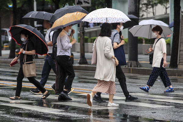 서울 지역에 장맛비가 내리고 있는 지난 6월 30일 오전 서울 중구 을지로에서 우산을 쓴 시민들이 횡단보도를 건너고 있다. (사진=뉴시스)