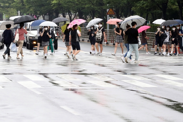 본격적인 장마가 시작된 지난 6월 24일 오후 인천시 남동구 터미널사거리에서 학생들이 우산을 쓰고 도로를 건너가고 있다. (사진=뉴시스)
