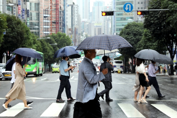 본격적인 장마철에 접어든 지난 6월 24일 서울 서초구 서울중앙지방법원 인근에서 시민들이 우산을 쓰고 걷고 있다. (사진=뉴시스)