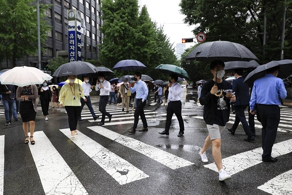 서울 지역에 장맛비가 내리는 13일 오전 서울 여의도 인근에서 우산을 쓴 시민들이 발걸음을 옮기고 있다. (사진=뉴시스)