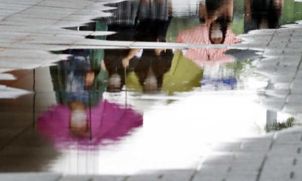 본격적인 장마가 시작된 지난 6월 24일 오후 인천시 남동구 터미널사거리에서 여학생들이 우산을 쓰고 도로 물웅덩이 옆을 지나가고 있다. (사진=뉴시스)