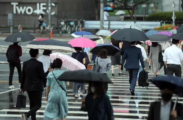 전국 대부분 지역이 흐리거나 비가 내리고 있는 지난 20일 오전 서울 여의도환승센터에서 시민들이 우산을 쓰고 출근하고 있다. (사진=뉴시스)