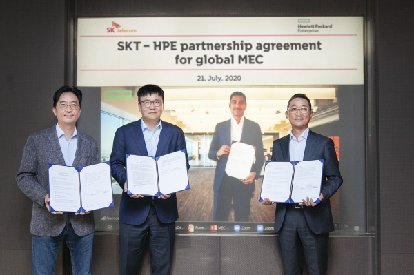 (사진 왼쪽부터) 김윤 CTO, 하형일 SK텔레콤 코퍼레이트2센터장, 함기호 한국HPE 대표가 영상회의를 통해 싱가포르의 나린다 카푸어 HPE APAC대표(화면)와 컨소시엄 계약을 체결하고 있다. (사진=SKT 제공)