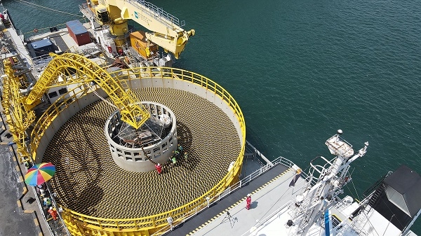 올해 6월, LS전선의 해저 케이블이 강원도 동해항에서 선적되고 있는 모습(사진=LS그룹)
