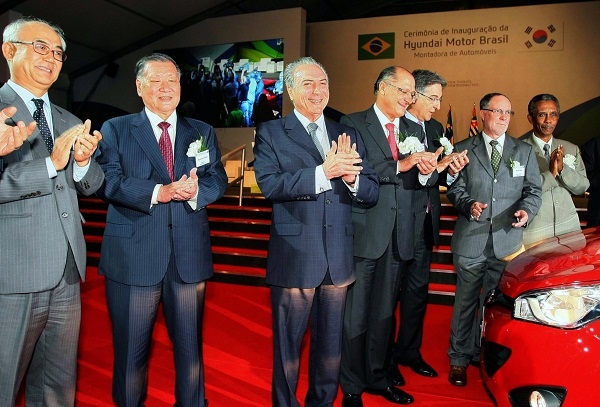 2012년 정몽구 현대차그룹 회장(좌측 두번째)과 미쉘 테메르 브라질 부통령(좌측 세번째) 등 주요 참석자들이 현대차 브라질 공장에서 생산된 HB20 앞에서 포즈를 취하고 있는 모습.