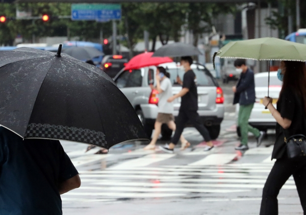 폭우를 동반한 강풍이 부는 3일 오전 인천시 미추홀구 터미널사거리에서 시민이 우산을 쓰고 걸어가고 있다. (사진=뉴시스)