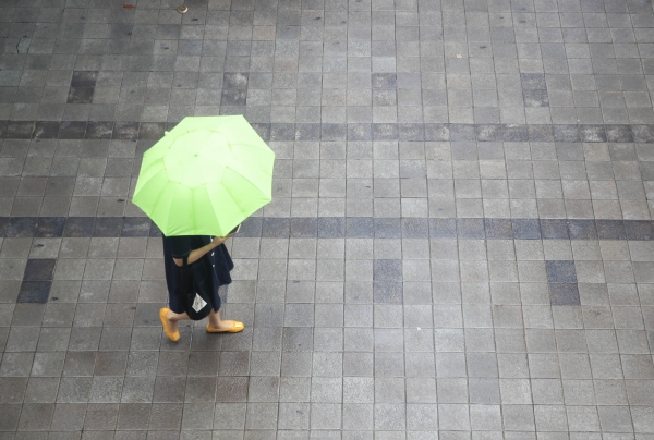 서울 지역에 호우특보가 발효된 2일 서울 강남구 강남역 인근 거리에서 우산을 쓴 시민들이 발걸음을 옮기고 있다. (사진=뉴시스)