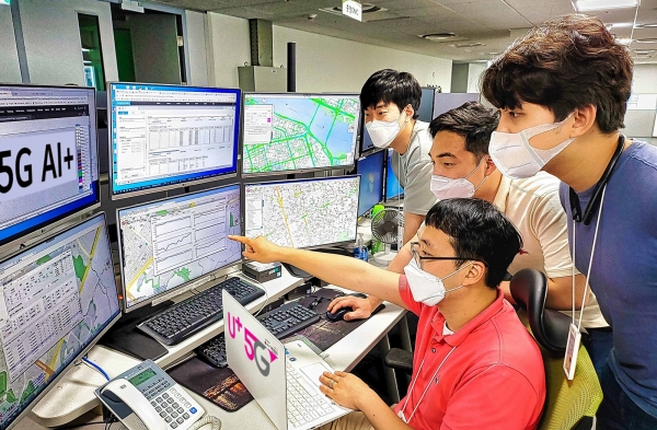 사진은 LG유플러스 네트워크(NW)부문 직원들이 네트워크설계분석지원시스템을 통해 서울 서부지역의 네트워크 품질정보를 확인하고 있는 모습. (사진=LG유플러스 제공)