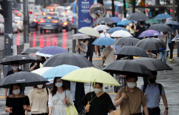 장맛비가 49일째 이어지고 있는 지난 11일 서울 시청역 인근에서 시민들이 우산을 쓰고 출근하고 있다. (사진=뉴시스)