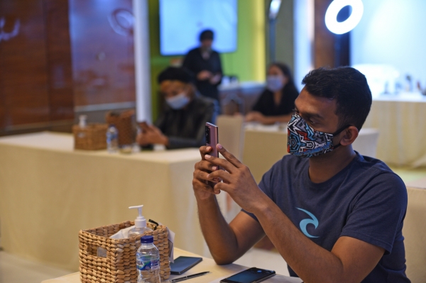 지난 8월 18일 인도네시아 자카르타에서 열린 '갤럭시 노트20' 출시 행사에 참석한 현지 기자들이 제품을 체험하고 있는 모습 (사진=삼성전자 제공)