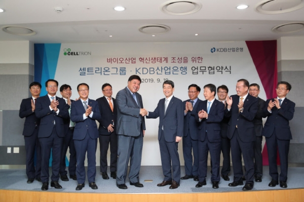 지난 2019년 9월 18일 인천 송도 셀트리온 본사에서 열린 ‘바이오산업 혁신생태계 조성 협약식’에서 이동걸 KDB산업은행 회장(가운데 오른쪽)과 서정진 셀트리온 회장(가운데 왼쪽)이 기념촬영을 하고 있다.