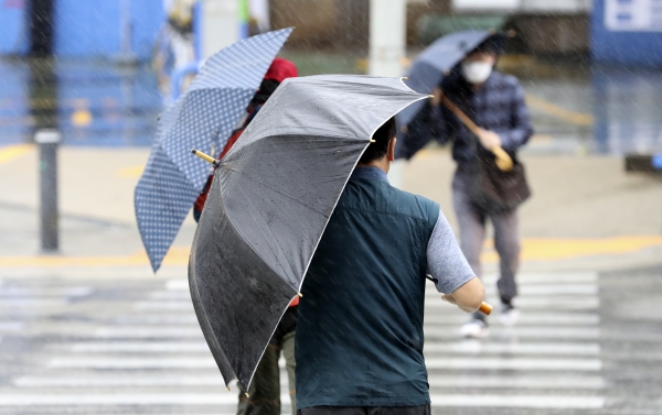 제9호 태풍 '마이삭'(MAYSAK)의 영향으로 강풍과 비가 내리고 있는 지난 3일 서울 성북구에서 시민들이 비바람을 피하며 발걸음을 재촉하고 있다. (사진=뉴시스)
