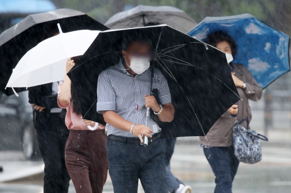 제9호 태풍 '마이삭'(Maysak)이 한반도에 상륙한 지난 3일 오전 서울 종로구 세종대로사거리에서 시민들이 강풍을 피해 출근길 발걸음을 옮기고 있다. (사진=뉴시스)