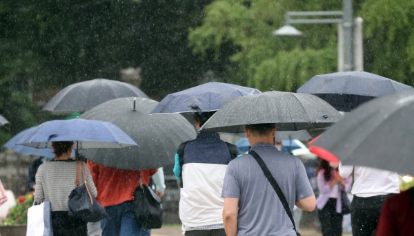 태풍 '하이선'의 영향으로 전국이 흐리고 비가 내린 지난 7일 서울 광화문 사거리에서 우산을 쓴 시민들이 출근하고 있다. (사진=뉴시스)