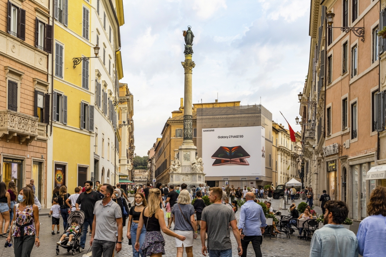 이탈리아 로마 스페인 광장(Piazza di Spagna)에서 운영 중인 '갤럭시 Z 폴드2' 옥외광고 (사진=삼성전자 제공)