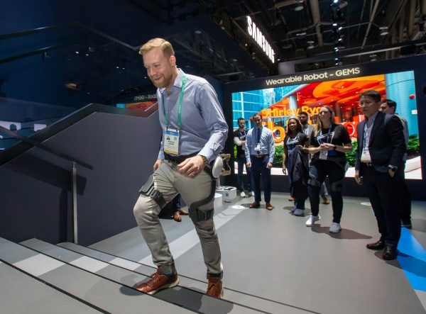 미국 라스베이거스에서 열린 세계 최대 전자 전시회 'CES 2020'에서 관람객이 삼성전자 웨어러블 보행 보조 로봇 'GEMS Hip'을 체험하는 모습 (사진=삼성전자 제공)