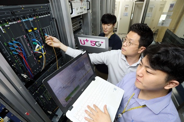 사진은 LG유플러스 협력사인 유비쿼스 직원들이 통신 장비를 점검하고 있는 모습. (사진=LG유플러스 제공)