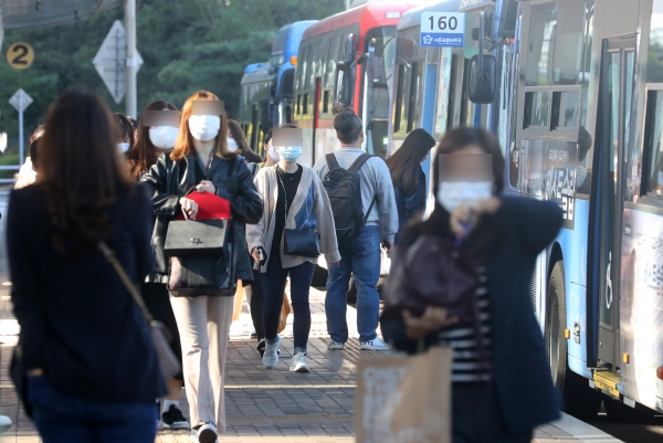 서울 아침 최저기온 5도 등 전국이 쌀쌀한 날씨를 보인 6일 오전 서울 영등포구 여의도 환승센터에서 외투를 입은 시민들이 출근길 버스에 타고 있다. (사진=뉴시스)