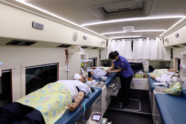14일 NH투자증권 임직원이 헌혈버스에서 헌혈을 하고 있다. (사진= NH투자증권 제공)