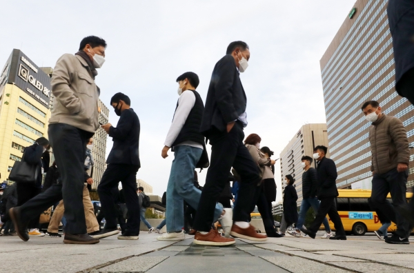 서울 아침 최저기온 6도로 올 가을들어 가장 쌀쌀한 날씨를 보인 15일 오전 서울 종로구 세종대로사거리에서 두꺼운 옷차림의 시민들이 출근길 발걸음을 서두르고 있다.(사진=뉴시스)