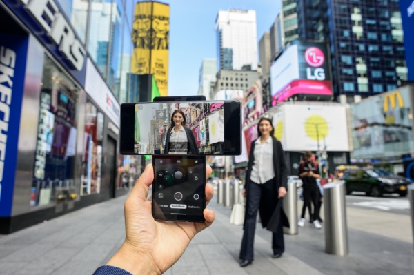 뉴욕 타임스스퀘어 광장에서 모델이 LG 윙을 소개하고 있다. (사진=LG전자 제공)