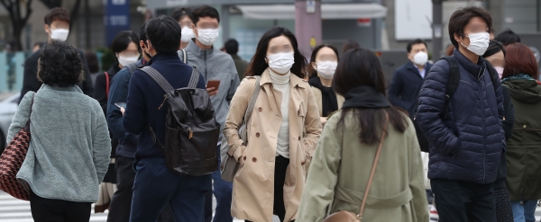 최저기온 9도의 쌀쌀한 날씨를 보인 16일 오전 서울 세종대로 사거리에서 두꺼운 외투를 입은 시민들이 출근길 발걸음을 재촉하고 있다.(사진=뉴시스)