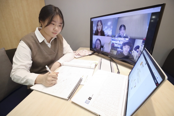 봉민서(신월중 3학년) 학생이 KT 온라인 교육 플랫폼을 통해 멘토와 랜선 야학 수업에 참여하고 있다. (사진=KT 제공)