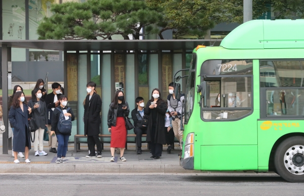 서울 아침 최저기온 8도 등 전국이 쌀쌀한 날씨를 보인 13일 오전 서울 종로구 KT광화문지사 정류장에서 외투를 입은 시민들이 버스를 기다리고 있다. (사진=뉴시스)