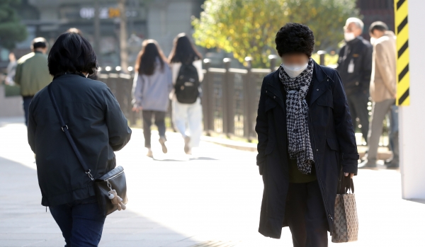 중부 등 내륙 곳곳에선 5도 이하의 추운 날씨를 보이는 25일 오전 서울 종로구 광화문 광장 인근에서 시민들이 두꺼운 옷을 입고 걸어가고 있다. (사진=뉴시스)