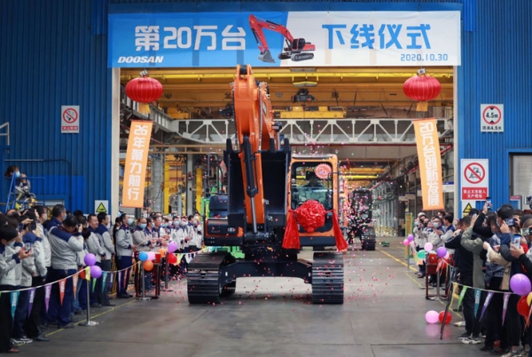 중국 옌타이에 위치한 두산인프라코어 중국법인이 설립 26년 만에 굴착기 누적생산 20만대를 돌파하고 지난달 30일 생산기념식을 열었다 (사진=두산인프라코어)