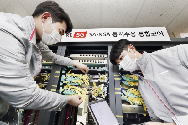 KT 네트워크 직원들이 서울 구로구 KT 구로타워에서 ‘5G SA-NSA 통합 코어망’을 점검하고 있다. (사진=KT 제공)