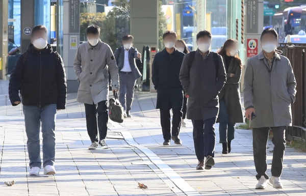 서울 지역 아침 최저기온이 2도까지 떨어지며 쌀쌀한 날씨를 보인 3일 오전 서울 종로구 종로1가 인근에서 두꺼운 옷을 입은 시민들이 출근길 발걸음을 옮기고 있다.(사진=뉴시스)