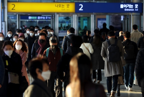 전국 대부분 지역의 아침 기온이 5도 이하로 떨어지며 출근길 추위가 이어지고 있는 5일 서울 용산구 서울역에서 시민들이 출근길 발걸음을 재촉하고 있다.(사진=뉴시스)