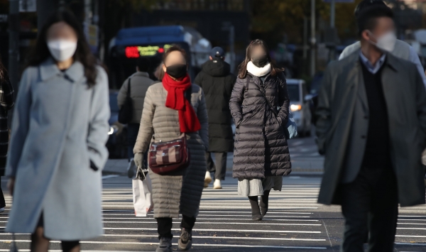 초겨울 추위가 계속되는 10일 오전 시민들이 서울 종로구 광화문 광장 인근 횡단보도를 건너고 있다.(사진=뉴시스)