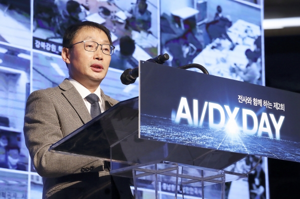 KT 구현모 대표이사가 AI·DX 데이에서 디지털 플랫폼기업으로 변화의 중요성을 강조하고 있다. (사진=KT 제공)