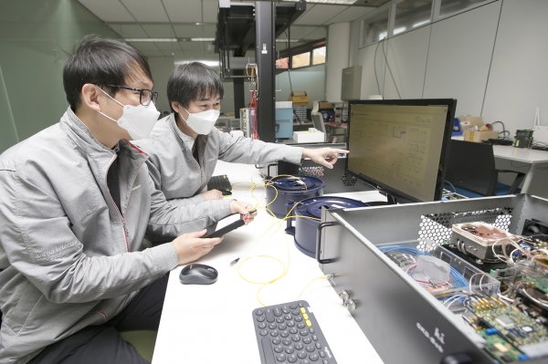서울 서초구 KT연구개발센터에서 KT 연구원들이 양자 채널 자동 절체 복구 기술을 테스트 하고 있다. (사진=KT 제공)