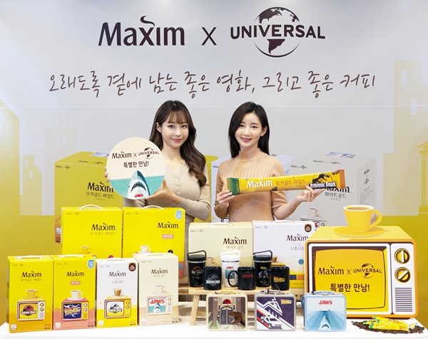 지난 16일 서울 중구 스페이스 라온에서 모델들이 '맥심X유니버설 스튜디오 스페셜 패키지'를 선보이고 있다. (사진=동서식품 제공)