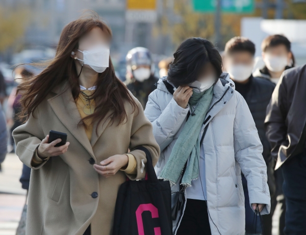 초겨울 추위가 계속되는 10일 오전 시민들이 서울 종로구 광화문 광장 인근 거리를 걸어가고 있다. (사진=뉴시스)