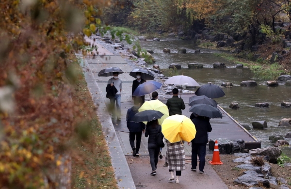 전국이 대체로 흐리고 비가 내린 18일 서울 종로구 청계천에서 시민들이 우산을 들고 걸어가고 있다. (사진=뉴시스)