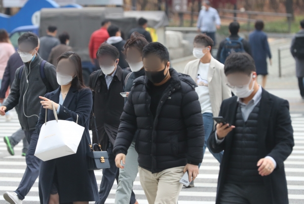 늦가을 추위가 계속되며 신종 코로나바이러스 감염증(코로나19) 확산세가 지속된 17일 오전 서울 영등포구 여의도환승센터에서 마스크를 쓴 시민들이 출근길 발걸음을 서두르고 있다. (사진=뉴시스)