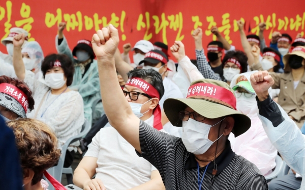 신라젠행동주의주주모임 회원들이 지난 7월 10일 오후 서울 영등포구 한국거래소 앞에서 신라젠 주권 회복 및 거래재개 촉구 집회를 하고 있다. (사진=뉴시스)