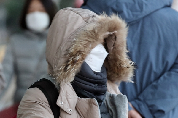 아침 체감온도가 영하권으로 떨어진 23일 오전 서울 여의도 환승센터에서 출근길 시민들이 두꺼운 옷을 껴입고 있다.(사진=뉴시스)