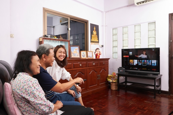 태국 현지 가정에서 가족들이 KT 올레TV 플랫폼이 적용된 3BBTV GIGATV를 시청하고 있다. (사진=KT 제공)