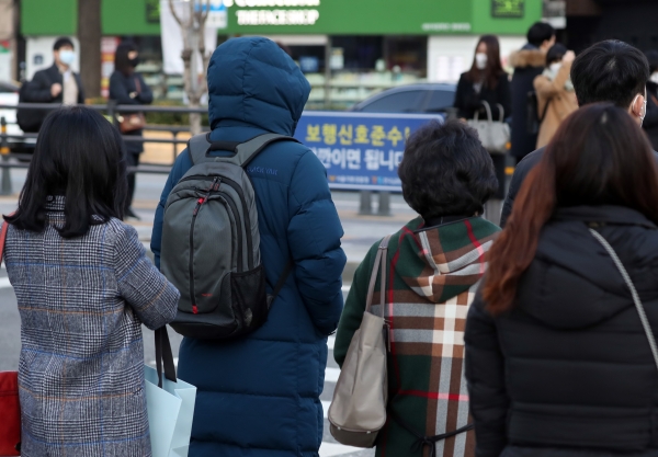 중국 고기압 영향으로 찬공기가 유입돼 전국 대부분이 아침기온 영하권 날씨를 보인 23일 서울 광화문 사거리에서 옷을 두텁게 입은 시민들이 출근하고 있다. (사진=뉴시스)