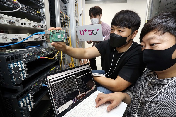 사진은 LG유플러스 직원들이 양자내성암호 기술을 검증하고 있는 모습. (사진=LG유플러스 제공)